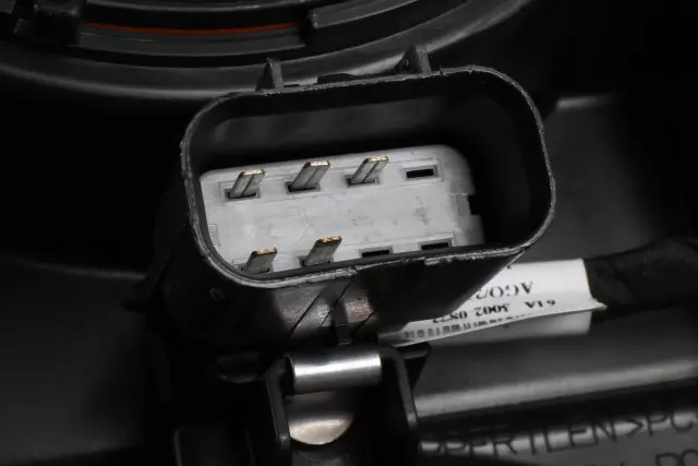 Passenger Side Headlight - GM (84434762)