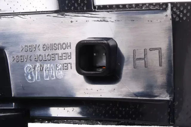 Driver Side Door Mirror Turn Signal Lamp - GM (95260949)