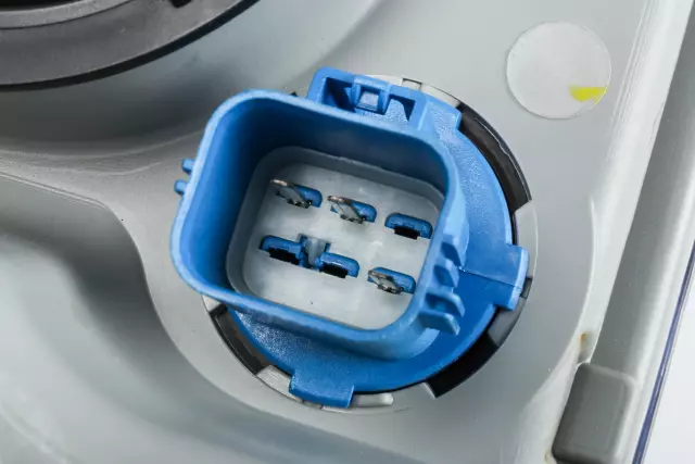 Passenger Side Front Turn Signal Lamp - GM (20972730)