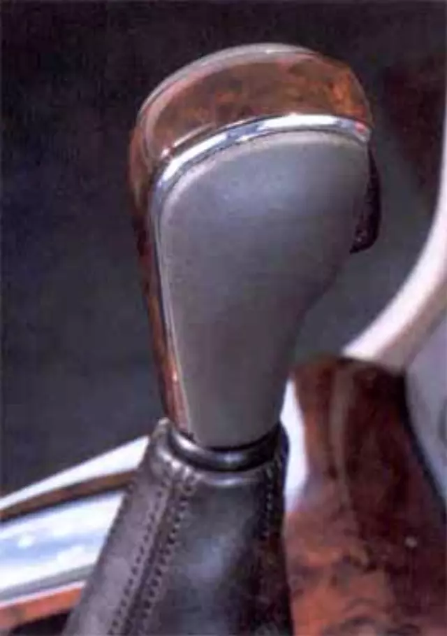 STC50458 - : Shift Knob, Wood/Leather - A/T for Land-Rover Image