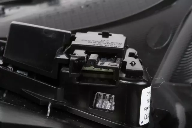 Black Windshield Upper Trim Panel - GM (84601724)