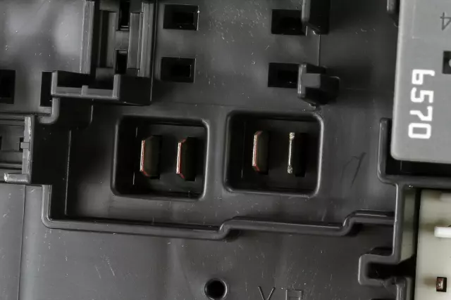 Instrument Panel Wiring Harness Junction Block - GM (84582038)