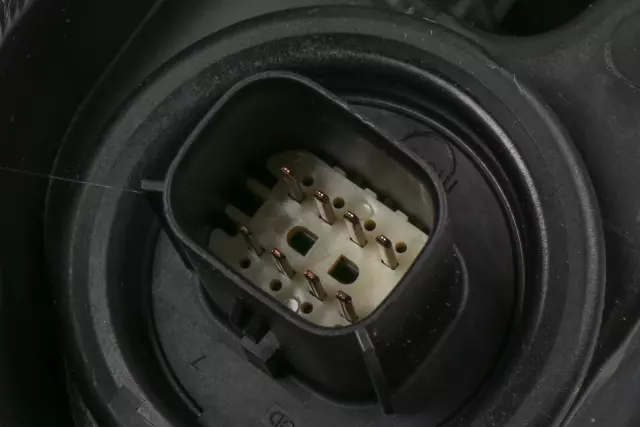 Part# 84155710 Passenger Side Headlamp Assembly - GM (84155710)