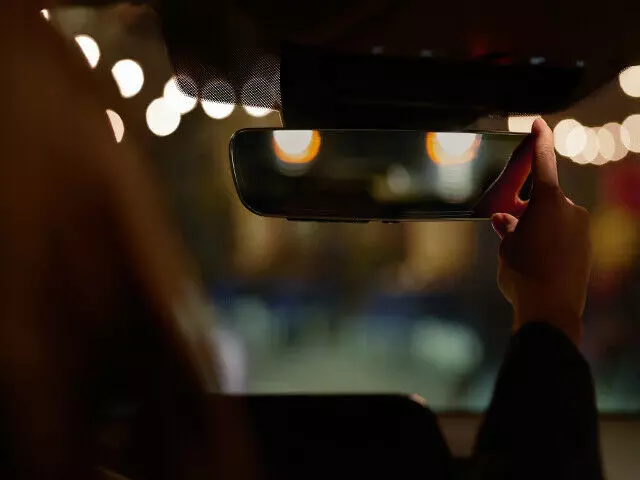 Frameless Auto-Dimming Rear-View Mirror - Mazda (BEPNV7210C)