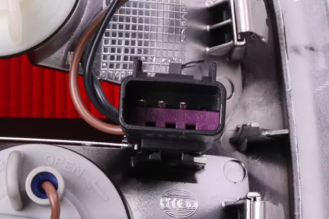 Passenger Side Rear Body Structure Auxiliary Signal Lamp - GM (13483119)