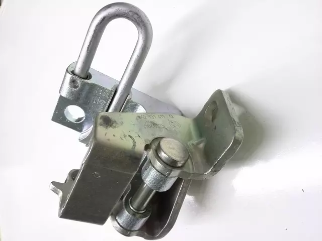 1K0831411Q - : Lower Hinge for Volkswagen: Golf, Golf R, GTI, Jetta, R32, Rabbit Image