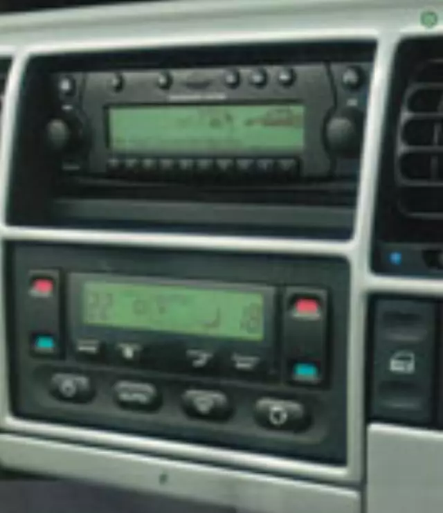 FDG500030MCE - Interior: Fascia Kit - Silver for Land-Rover Image