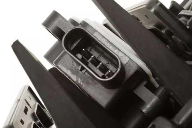 2015 Cadillac ATS - Front Bumper Fascia Air Deflector - GM (23490310)