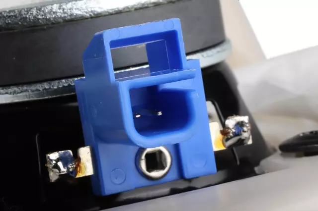 Light Cashmere Passenger Side Body Side Window Rear Garnish Molding - GM (20977185)