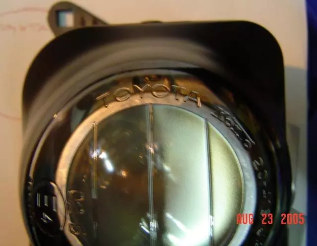 Fog Lamp Assembly - Toyota (81221-20420)