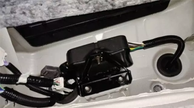 PK5D008R00 - Serviceable Components: 2021-2024 Toyota Sienna Rear Tow Trailer Hitch Converter Accessory Adapter for Toyota: Sienna Image