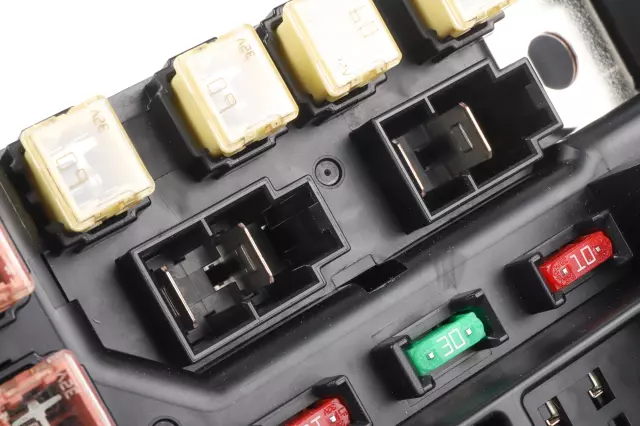 Relay & Fuse Plt - GM (15869077)