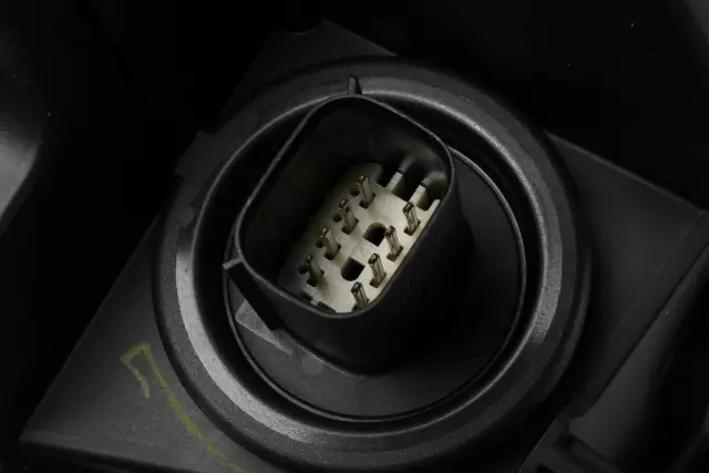 84364827 - : F Headlamp for GM Image