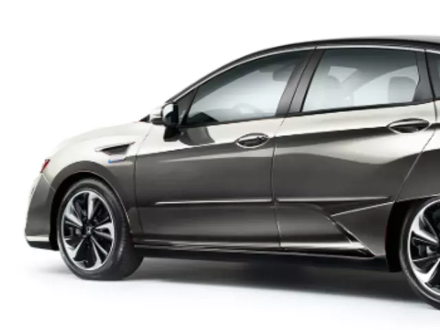 8P05TRT150 - Body: Body Side Moldings - Modern Steel Metallic for Honda: Clarity Image
