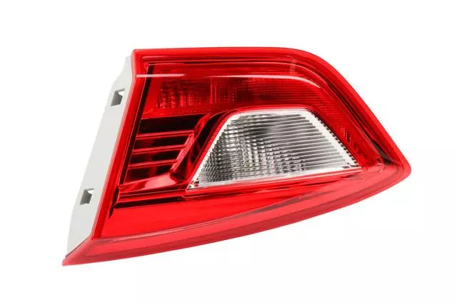 Part# 84075815 Passenger Side Rear Combination Lamp - GM (84075815)