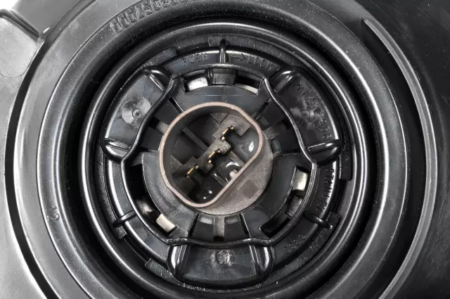 Passenger Side Headlamp Assembly - GM (15888059)