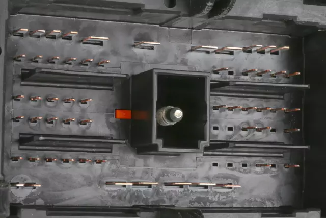 Fuse & Relay Box - GM (23436802)