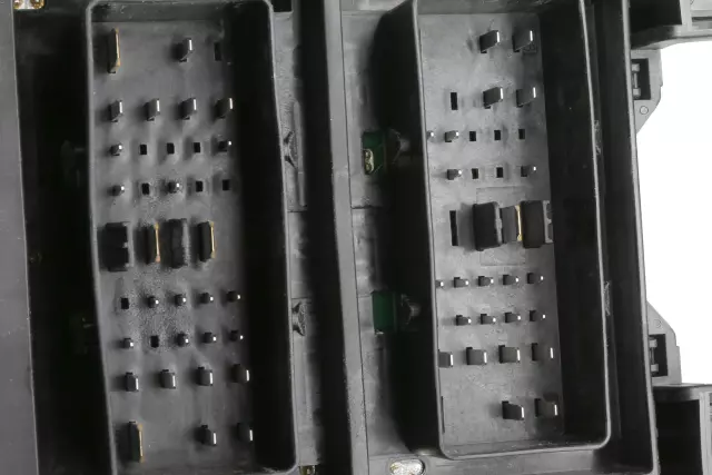 Body Wiring Harness Junction Block - GM (23393459)