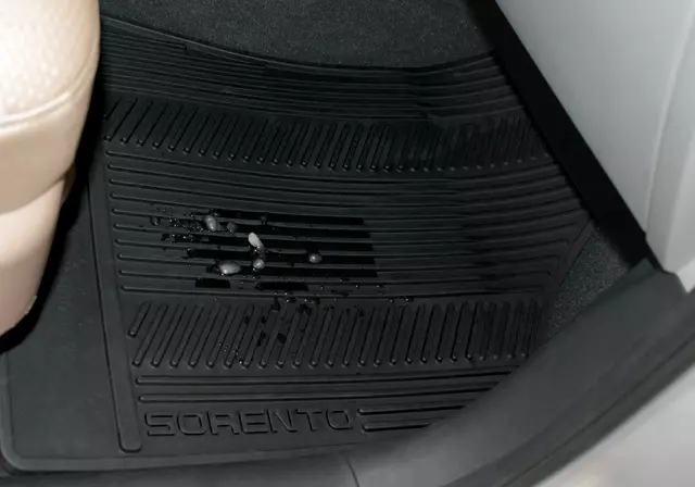 1UF13AC400 - Interior: Floor Mats, All-Weather-5 Passenger Set for Kia: Sorento Image