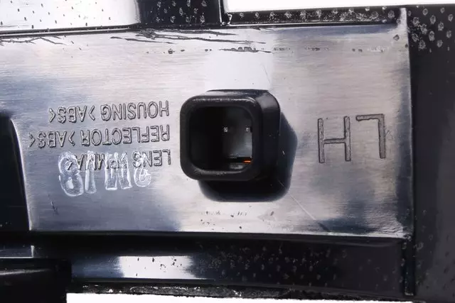 Driver Side Door Mirror Turn Signal Lamp - GM (95260949)