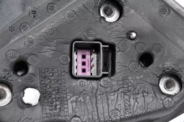 Passenger Side Door Mirror Kit with Housing and Cover - GM (19258658)