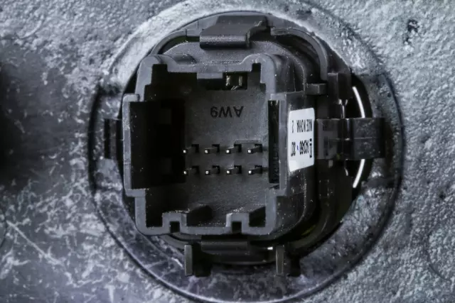 Shale Driver Side Front Floor Console Applique - GM (23499902)