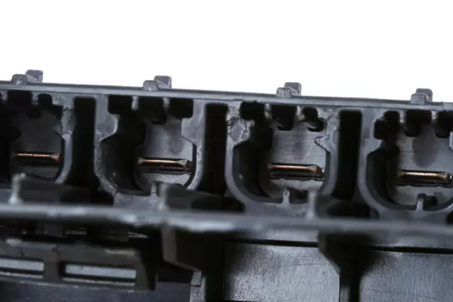 Battery Distribution Fuse Block - GM (84131626)