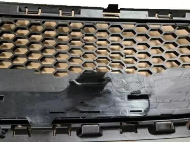 Upper Grille - Ford (D2BZ-17E810-CA)