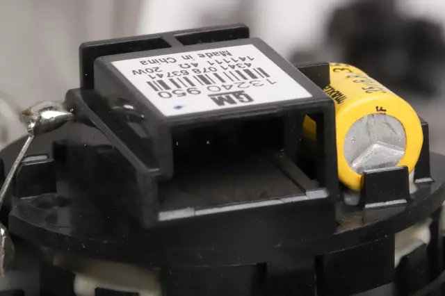 Light Titanium Passenger Side Windshield Garnish Molding - GM (95363730)