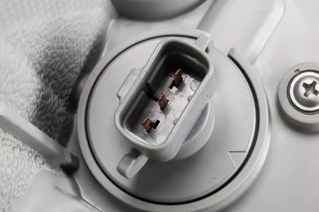 2010-2011 Chevrolet - Passenger Side Headlamp Assembly - GM (96995734)