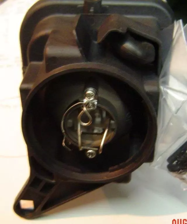 Fog Lamp Assembly - Toyota (81221-20420)