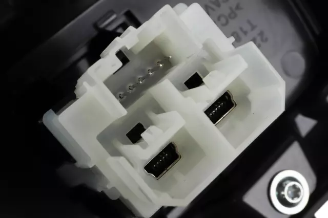 Off-Road Carbon Front Floor Console Trim Plate - GM (84272403)