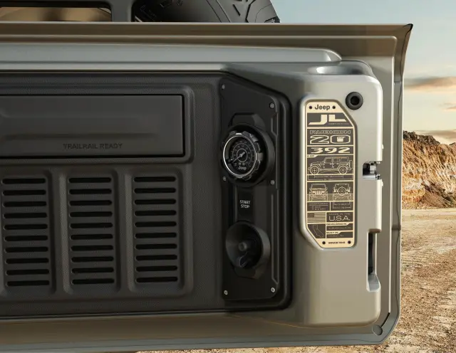 82216486AF - Lifestyle &amp; Off-Road Accessories: On-board Air Compressor for Mopar Image