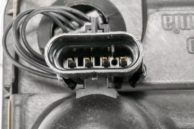 Part# 15930685 Front Driver Side Turn Signal and Fog Lamp Assembly - GM (15930685)