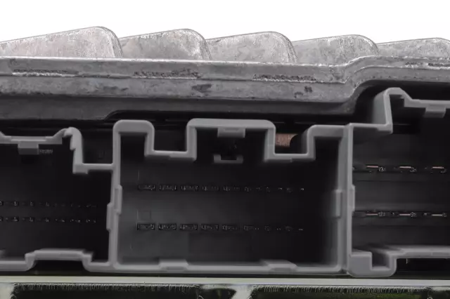 84832894 - Body: Amplifier for Cadillac: Escalade ESV | Chevrolet: Silverado 1500, Silverado 2500 HD, Silverado 3500 HD, Suburban, Tahoe | GMC: Sierra 1500, Sierra 2500 HD, Sierra 3500 HD, Yukon, Yukon XL Image