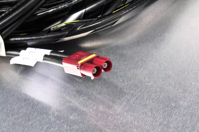 85074112 - : F Antenna for GM Image