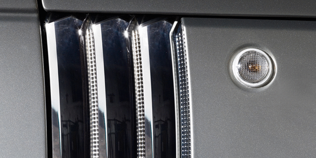 VUB503650 - Exterior: Chrome Side Louvers for Land Rover: Range Rover Image