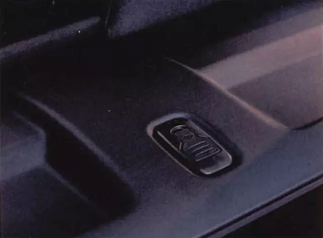 STC7924PUY - Interior: Loadspace Cover for Land-Rover Image