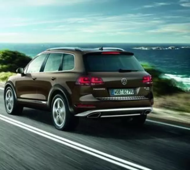 Chrome Look Rear Accent Strip - Silver - Volkswagen (7P0-071-360)