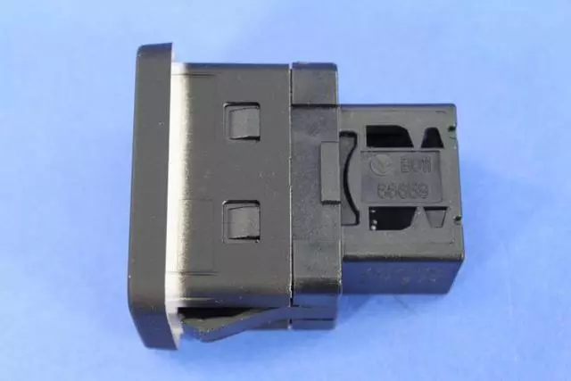 Media Hub Usb Port - Mopar (5NX49JXWAA)