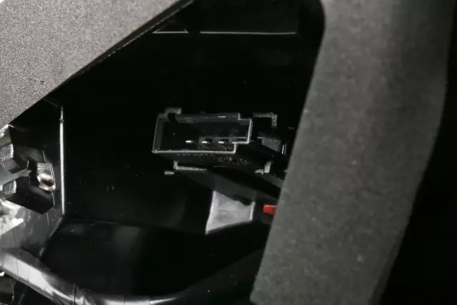 Rear Driver Side Combination Lamp - GM (39121493)