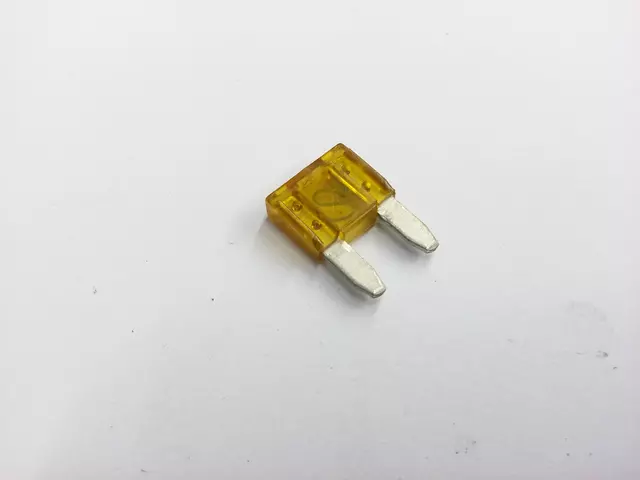 N10261501 - : Fuse for Volkswagen: Arteon, Atlas, Atlas Cross Sport, Beetle, CC, e-Golf, Eos, Golf, Golf Alltrack, Golf R, Golf SportWagen, GTI, ID.4, Jetta, Passat, Phaeton, R32, Rabbit, Taos, Tiguan, Tiguan Limited Image
