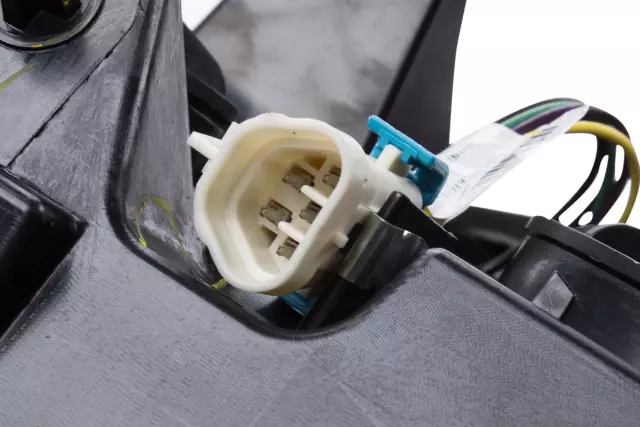 Passenger Side Headlamp Assembly - GM (15851372)