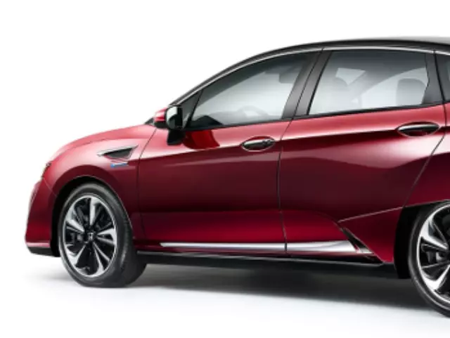 8F57TRT100 - Body: Chrome Lower Door Garnish for Honda: Clarity Image